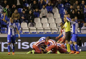 Harde kern Deportivo laat zich van slechtste kant horen met liedjes over 'dode' Torres (video)
