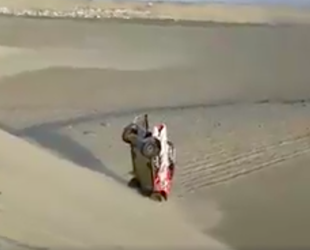 Dakar-duo zit verticaal vast in zandduin na spectaculaire neuslanding (video)