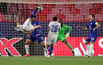 🎥 | Omhaal à la Van Basten komt te laat voor Porto, Chelsea door naar halve finale