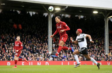 Van Dijk zorgt na grote fout bíjna voor puntenverlies Liverpool in titelstrijd (video)