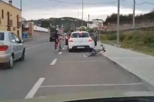 Soler woedend op knotsgekke chauffeur die fiets kapot rijdt (video)