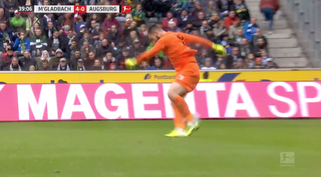 LOL! FC Augsburg-keeper gaat helemaal de mist in en blundert 2 keer in 1 actie (video)