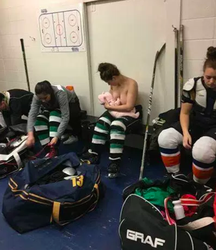 Canadese ijshockeyster voedt 8 weken oude dochtertje de borst tijdens de rust (foto's)