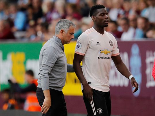 Pijnlijk... Mourinho weigert hand Pogba, blikken des doods over en weer (video)