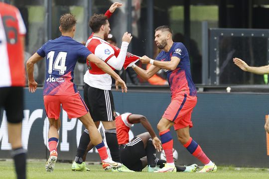 🎥 | Knokken in de Kuip! Atlético-speler Carrasco trapt na en gaat er met rood af