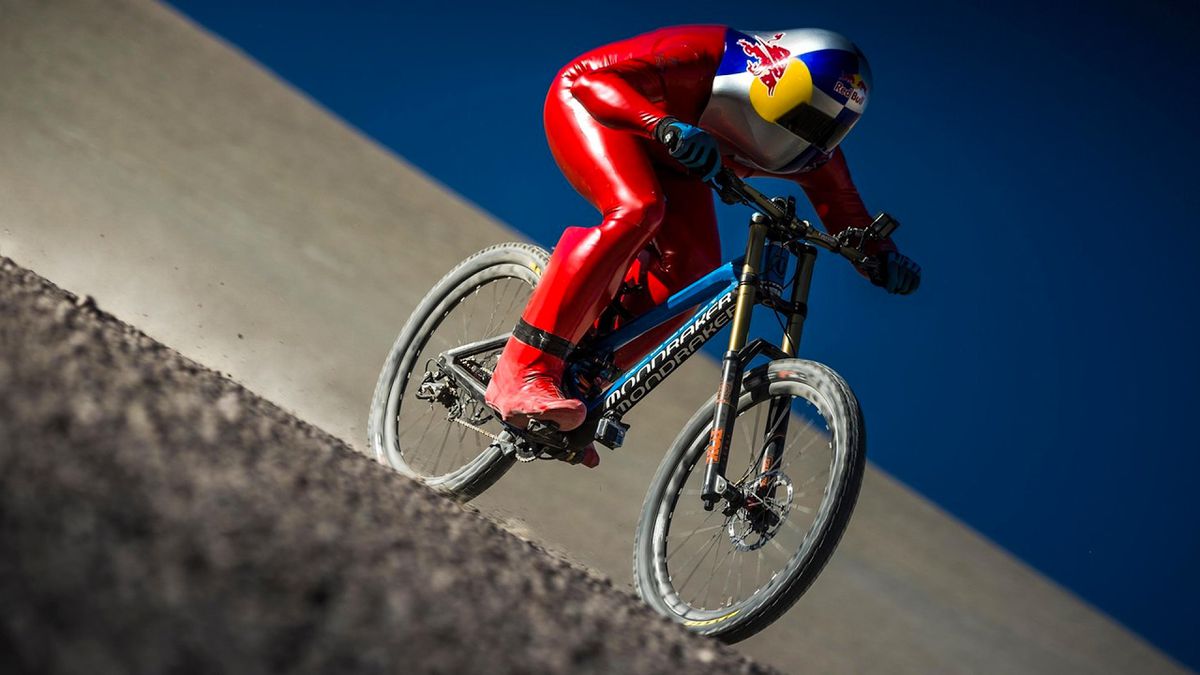 SICK! Mountainbiker racet in bizar snelle tijd met 167 km p/u van berg af (video)