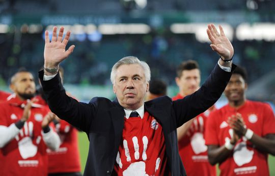 Bayern viert kampioensfeestje met meegereisde supporters (video)