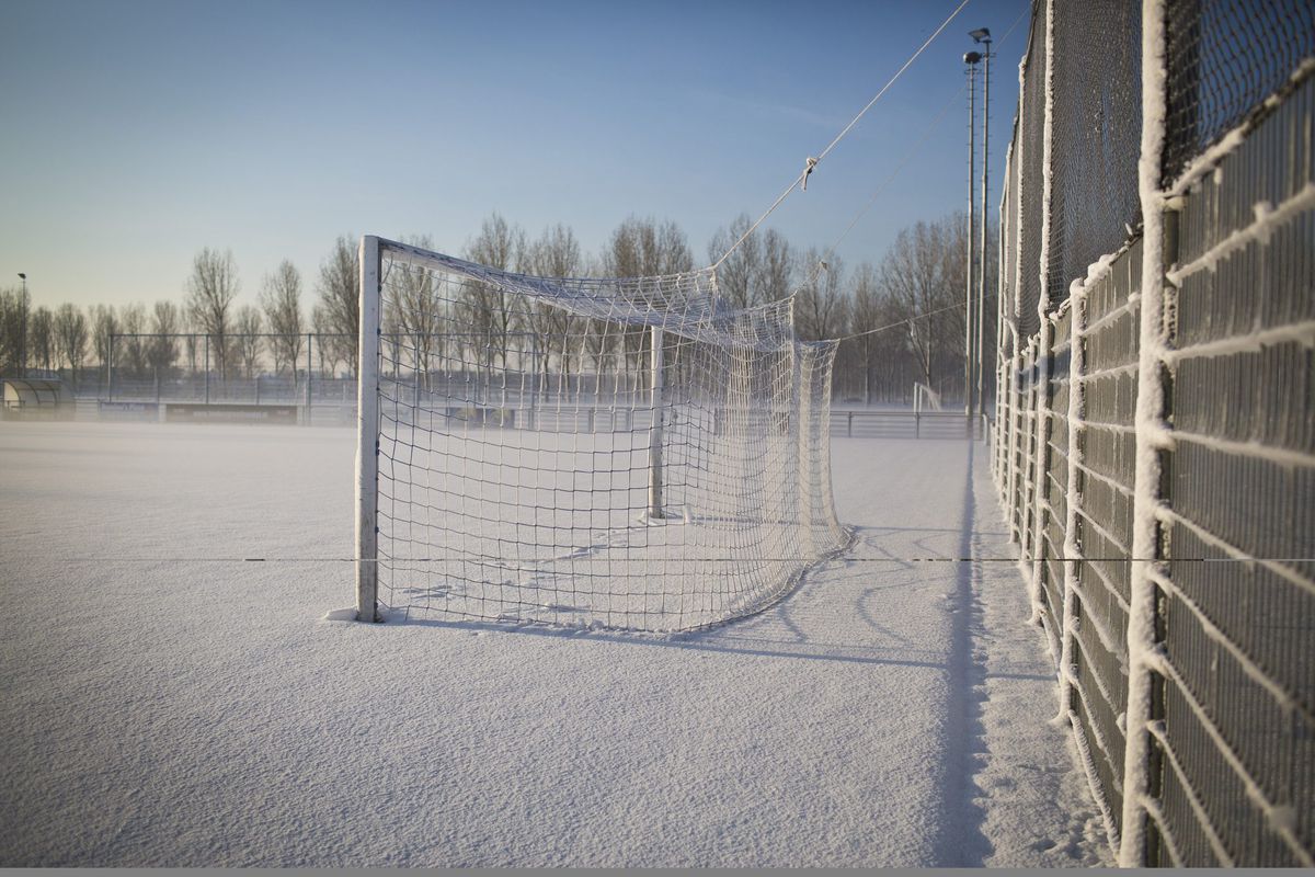 Amateurploegje duikt kroeg in vanwege sneeuw, moet toch voetballen en krijgt pak slaag