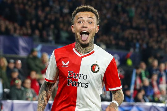 Feyenoord-linksback Quilindschy Hartman vanavond 'analist' bij WK darts, met Ajax-fan naast hem