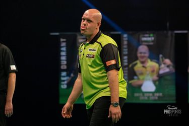 'Praatjes' naar de prullenbak: Michael van Gerwen verliest PL-halve finale van Clayton