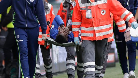 Concurrent Huntelaar breekt enkel en ligt er lang uit