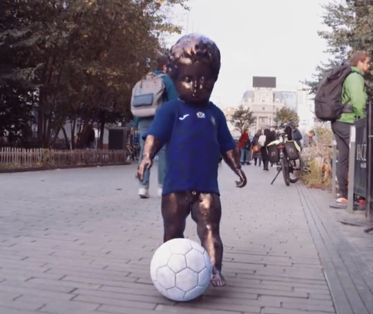 🎥😂 | Manneke Pis deelt panna's uit in Belgische hoofdstad in aanloop naar Brusselse derby
