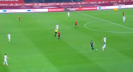 🎥 | Vliegende keeper? Spanje-goalie Unai Simón blundert HEEL VER van zijn goal