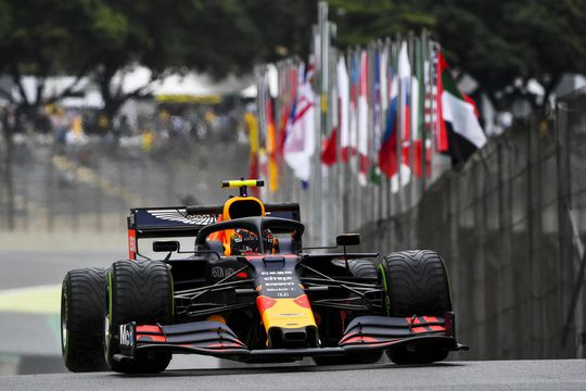 🎥 | Verstappen crasht en klokt geen tijd bij VT1 in Brazilië, teamgenoot Albon snelste