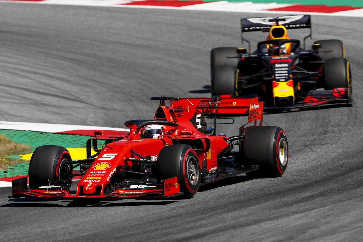 Verstappen op podiumkoers na heerlijke inhaalacties bij Vettel en Bottas (video's)