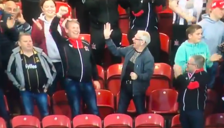 Sneu en grappig tegelijk: Dundalk-fan laat juichende medesupporter keihard hangen (video)