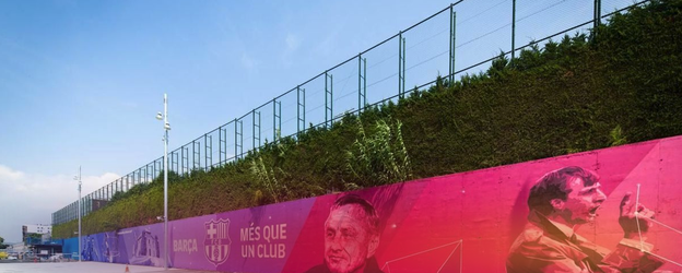 Wauw! Barça eert Cruijff met gigantische muurschildering op Cruyff Stadium (video)