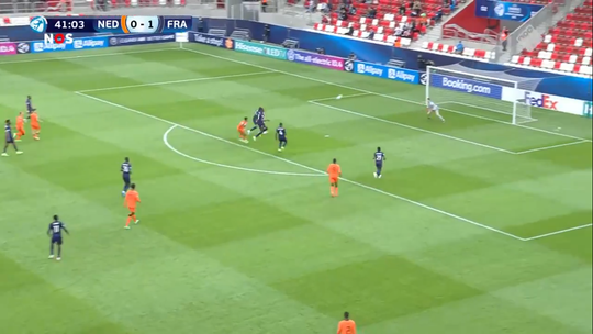 🎥 | Kluivert krijgt dikke kans tegen Jong Frankrijk, maar schiet heel hoog over