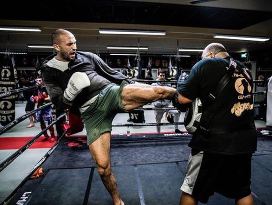 Is hij bang of heeft hij geleerd? Badr Hari wil geen privévragen en geen staredown (poll)