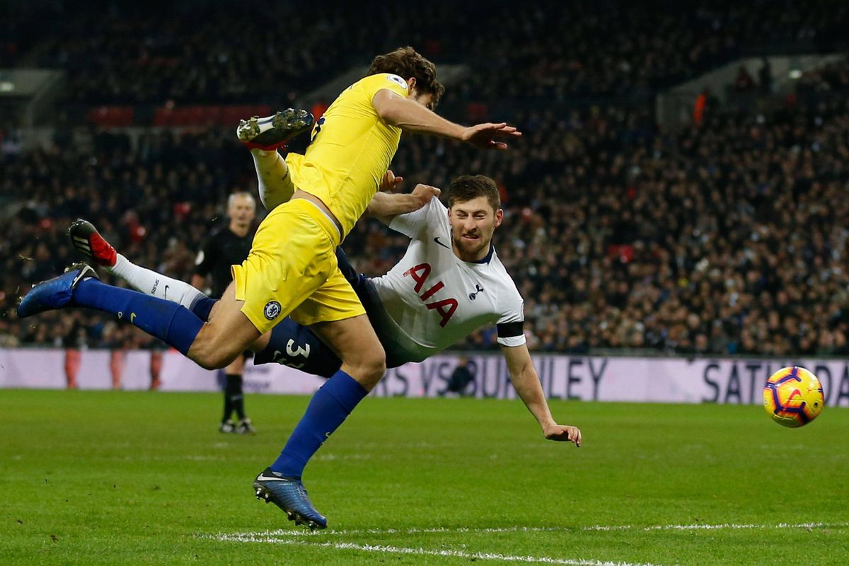 UEFA baalt als een stekker van knollenveld op Wembley