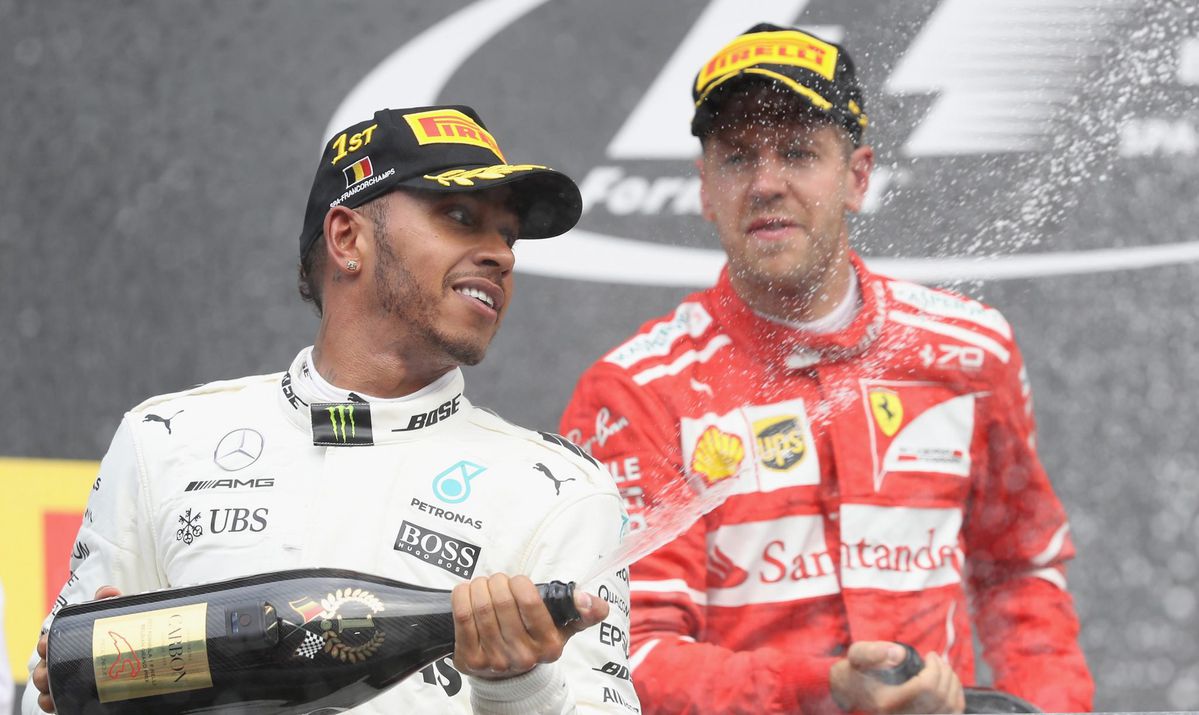 Hamilton na mooi gevecht met Vettel: 'Dit is waar het racen om gaat'