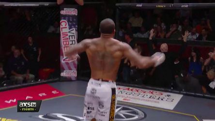 SICK! MMA-vechter knalt tegenstander gruwelijk hard knock-out (video)