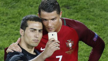 Schlemiel Ronaldo neemt toch tijd voor 'selfie' met fan (video)
