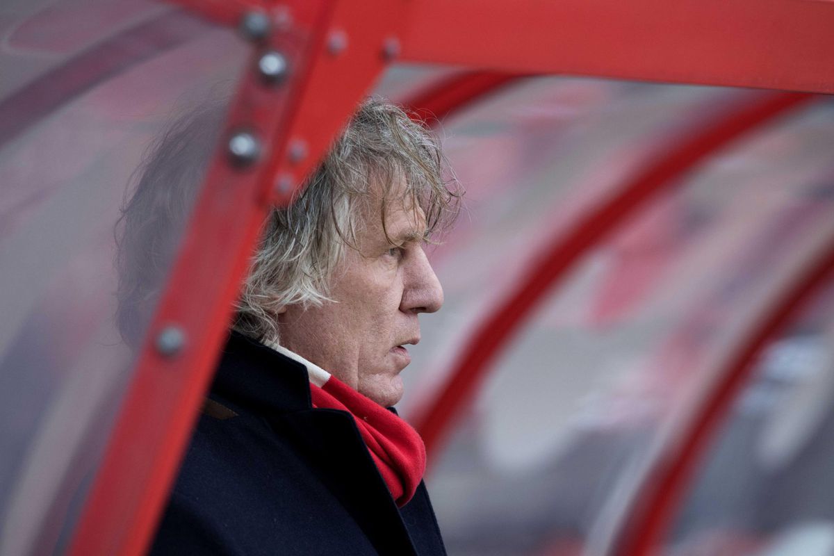 Spelersbus van FC Twente opgewacht door teleurgestelde supporters