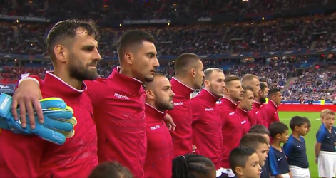 Fouten! UEFA blundert vreselijk bij volkslied Albanië (video)