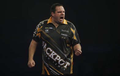 Lewis gooit na 4 jaar eindelijk weer een 9-darter in de Premier League (video)