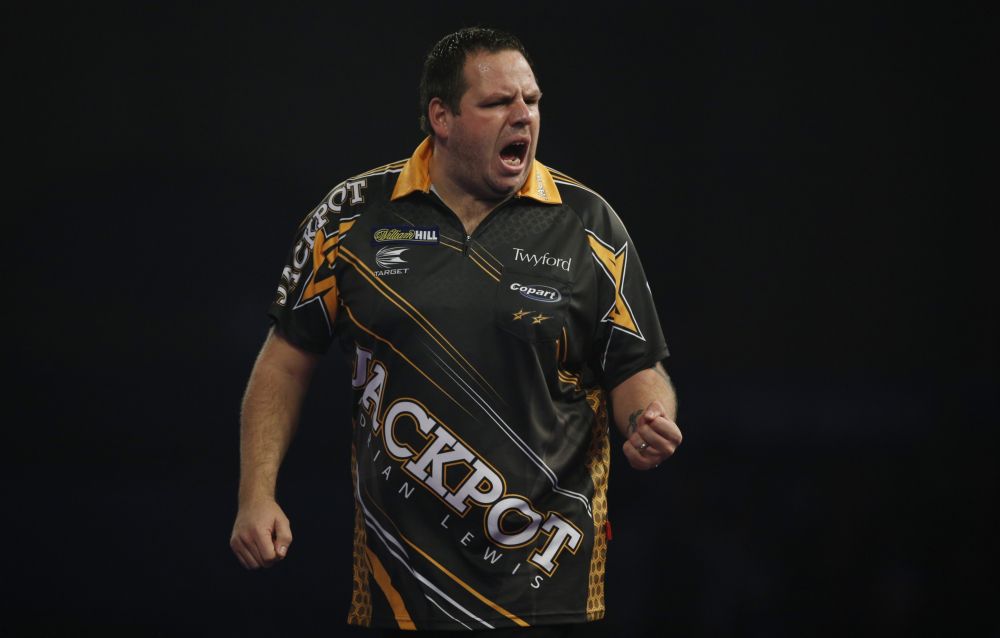 Lewis gooit na 4 jaar eindelijk weer een 9-darter in de Premier League (video)