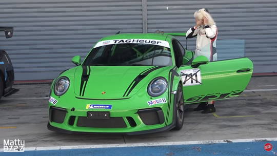 🎥 | Geweldig! Oud vrouwtje knalt in Porsche over het circuit van Monza