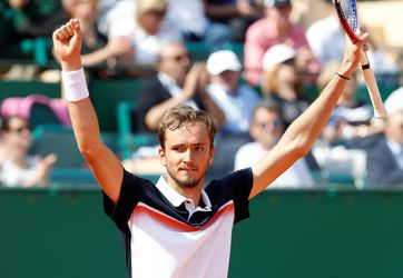 Djokovic redt het wéér niet in Monte Carlo en ziet Medvedev winnen in kwartfinales