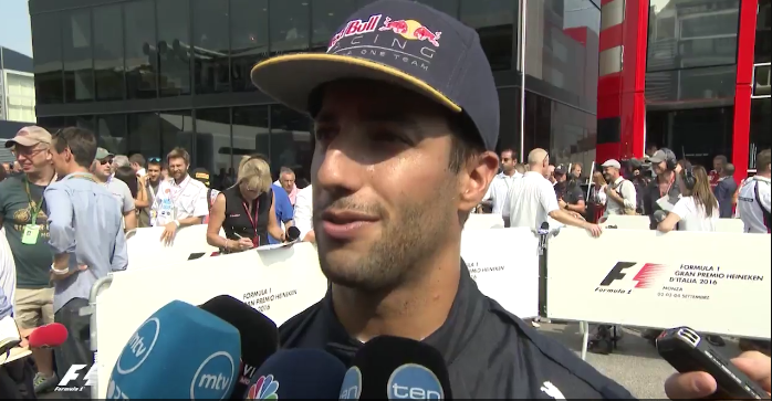 LOL! Wesp verpest interview van Daniel Ricciardo (video)