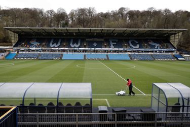 Engelse profclub trekt homofiele voetballer aan die in zijn thuisland op straat werd gezet