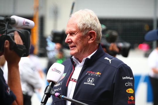 Helmut Marko vindt dat Hamilton toneel speelt: 'Hoezo nekpijn als hij naar modegala gaat in grappig pakje?'
