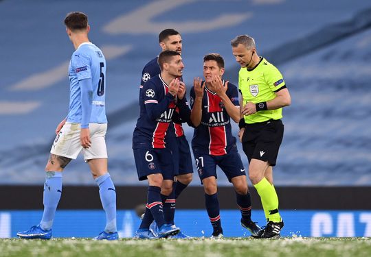 😂 | Scheidsrechter Kuipers krijgt het te verduren na 1e helft van City - PSG