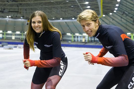 Cute! Jorrit en Heather Bergsma showen pasgeboren 'schaatstalentje' (foto's)