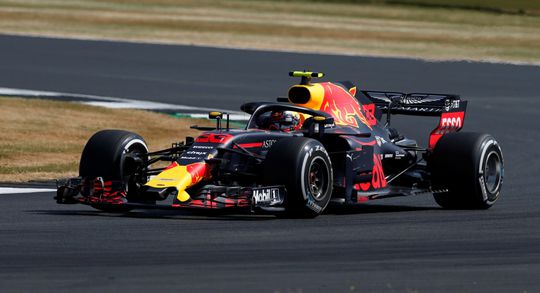 Max bewijst het: met DRS aan door bocht 1 en 2 op Silverstone (video)