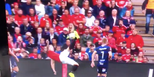 HAHA! Phil Jones probeert een omhaal, maar maakt hands (video)