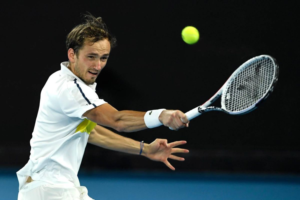 Australian Open: Daniil Medvedev vernedert Stefanos Tsitsipas in de halve finale