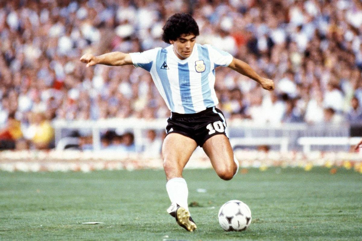 💰 | Dit BIZARRE bedrag moet het WK-debuutshirt van Diego Maradona opleveren