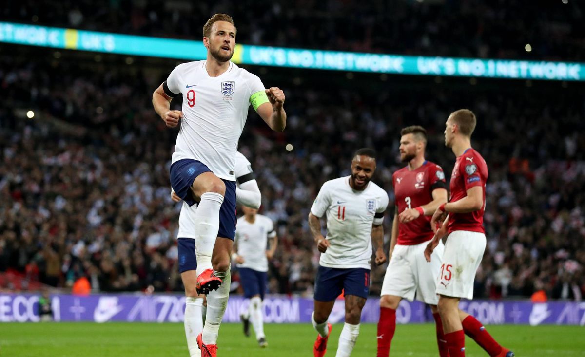 Engeland-captain Kane trekt streep: 'Bij racisme stappen we van het veld'
