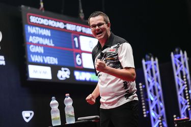 Gian van Veen vernietigt Damon Heta met gruwelijk gemiddelde op EK darts