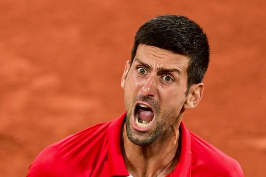 Novak Djokovic zorgt voor pas 3e nederlaag ooit van Rafael Nadal op Roland Garros