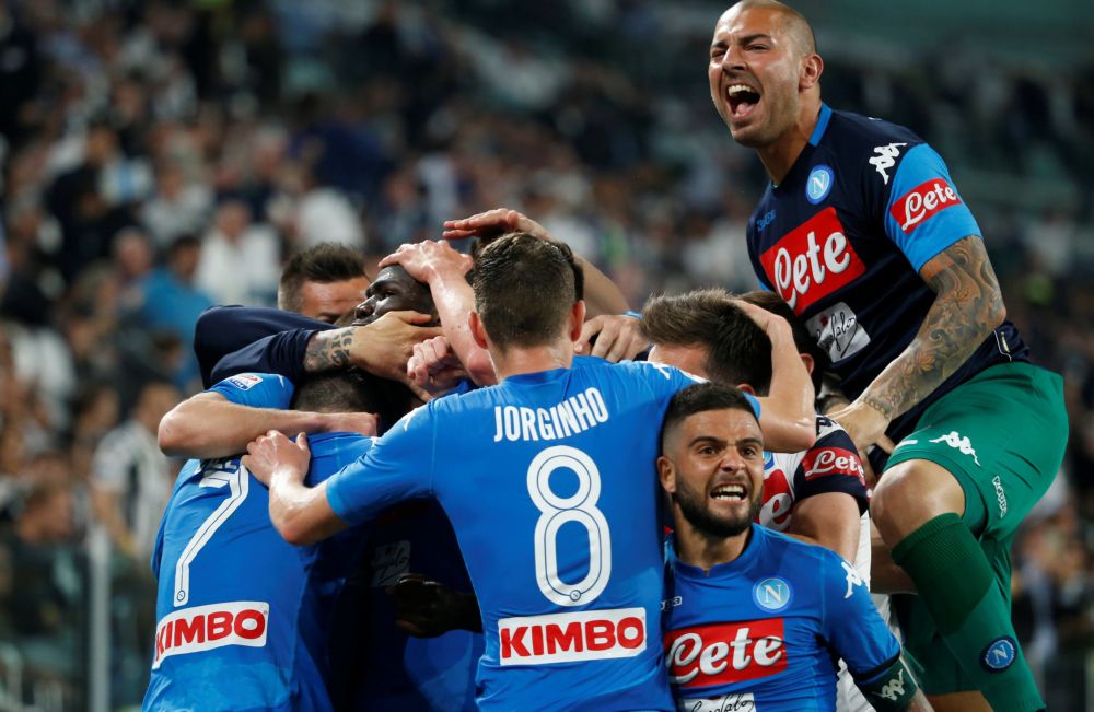 Napoli maakt titelstrijd weer retespannend met late winst bij Juventus