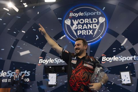 Jonny Clayton knalt top-10 binnen na winst World Grand Prix, MvG in niemandsland