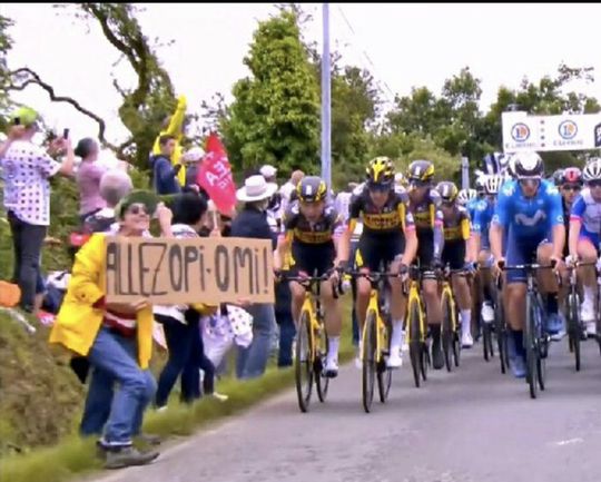 Klopjacht! Tour de France-slopende vrouw met bord 'Allez Opi-Omi' kan 1 jaar cel krijgen