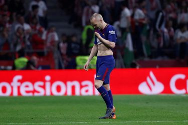 Kippenvel: Iniesta in tranen na prachtig eerbetoon van Barca en Sevilla supporters (video)