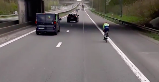 😂 | Wielrenster neemt verkeerde afslag bij Brabantse Pijl en belandt op de snelweg